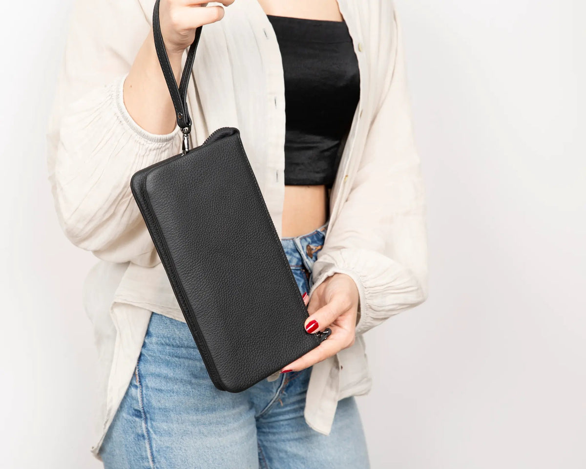 Majeste Leather Clutch Bag by TORONATA