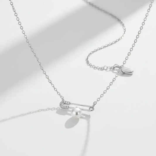 Necklace Pin by La Moda Me